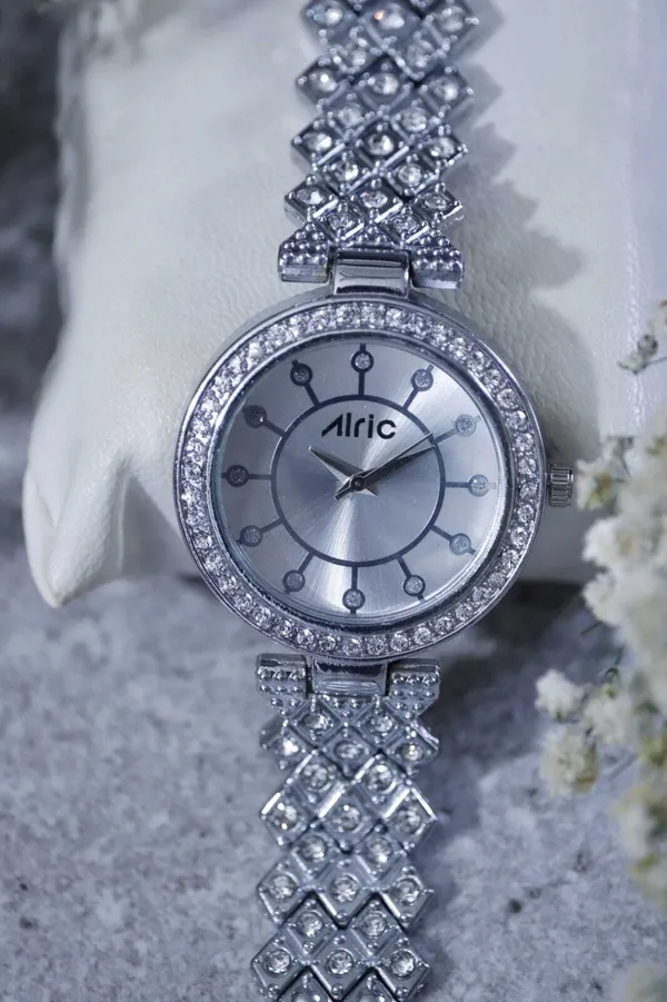 Silver_Round_Quartz_Analog_Wrist_Watch_For_Girls_(13.6_Mm_Dial)