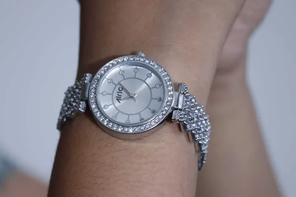 Silver_Round_Quartz_Analog_Wrist_Watch_For_Girls_(13.6_Mm_Dial)