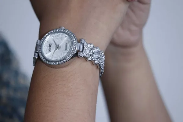Silver_Round_Quartz_Analog_Wrist_Watch_For_Women_(13.6_Mm_Dial)