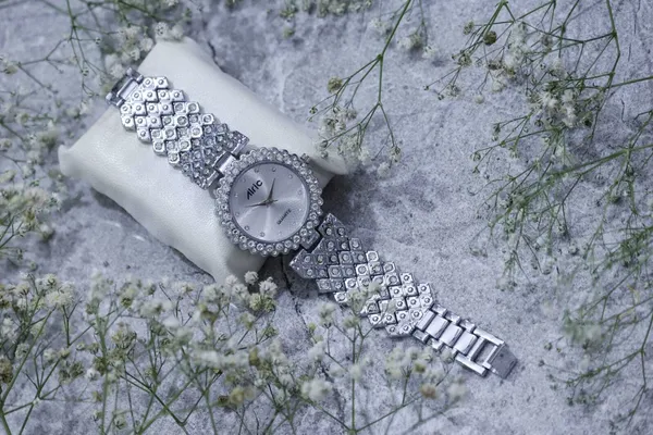 Silver_Round_Quartz_Analog_Wrist_Watch_For_Girls_(13.6_Mm_Dial)