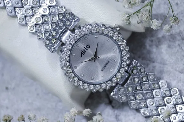 Silver_Round_Quartz_Analog_Wrist_Watch_For_Girls_(13.6_Mm_Dial)