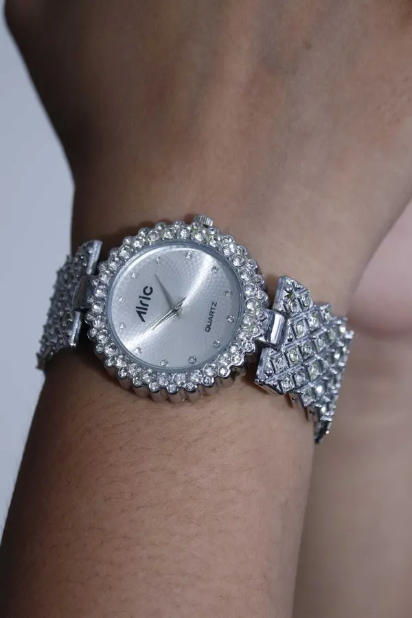Silver_Round_Quartz_Analog_Wrist_Watch_For_Girls_(13.6_Mm_Dial)