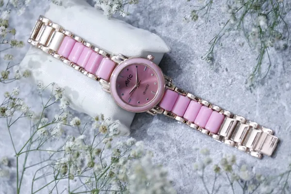Rose_Gold_&_Pink_Quartz_Analog_Wrist_Watch_For_Girls_(13.6_Mm_Dial)