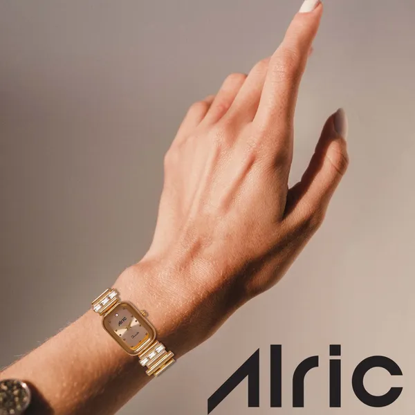 Charm_Gold_Rectangle_Quartz_Analog_Wrist_Watch_For_Girls_(30_Mm_Dial)