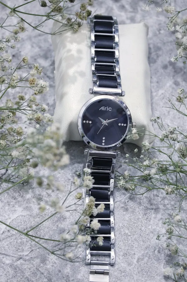 Silver_&_Black_Round_Quartz_Analog_Wrist_Watch_For_Women_(13.6_Mm_Dial)