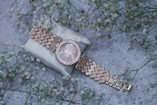 Rose_Gold_Round_Quartz_Analog_Wrist_Watch_For_Women_(13.6_Mm_Dial)
