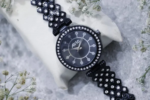 Black_Round_Quartz_Analog_Wrist_Watch_For_Girls_(13.6_Mm_Dial)