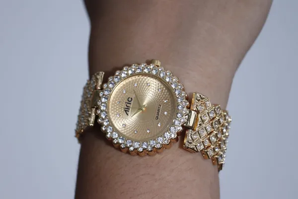 Gold_Round_Quartz_Analog_Wrist_Watch_For_Women_(13.6_Mm_Dial)