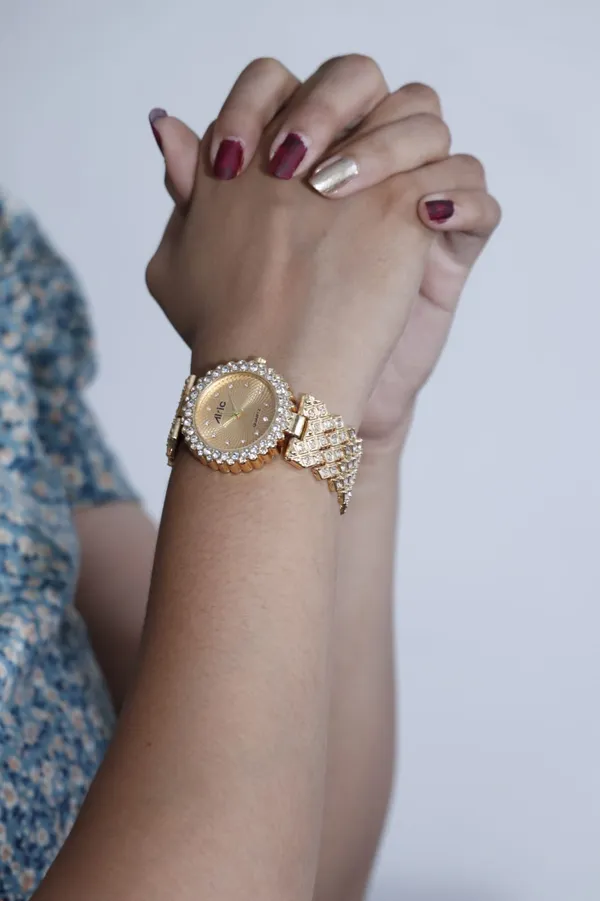 Gold_Round_Quartz_Analog_Wrist_Watch_For_Women_(13.6_Mm_Dial)