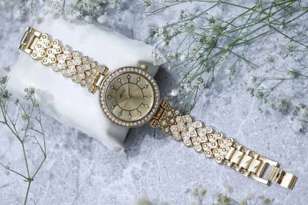 Gold_Round_Quartz_Analog_Wrist_Watch_For_Girls_(13.6_Mm_Dial)