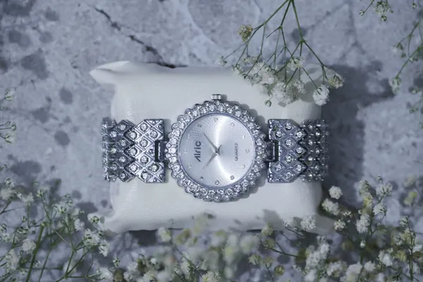 Silver_Round_Quartz_Analog_Wrist_Watch_For_Girls_(13.6_Mm_Dial)
