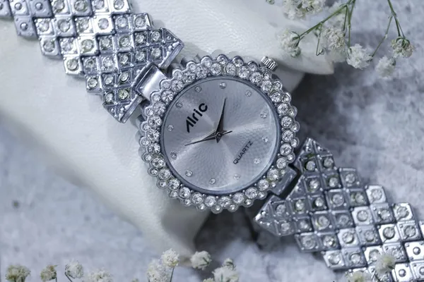 Silver_Round_Quartz_Analog_Wrist_Watch_For_Girls_(13.6_Mm_Dial)