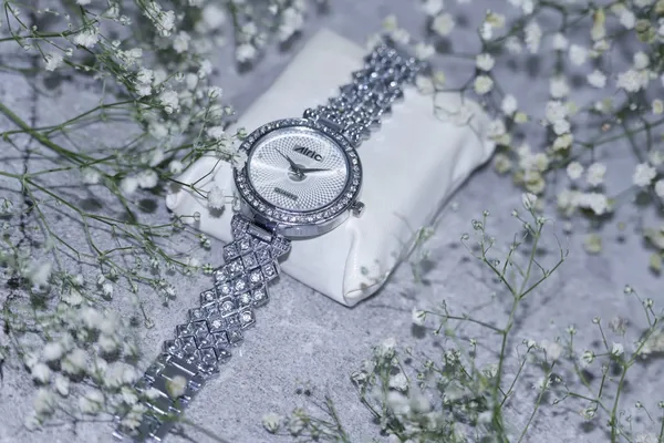 Silver_Round_Quartz_Analog_Wrist_Watch_For_Women_(13.6_Mm_Dial)