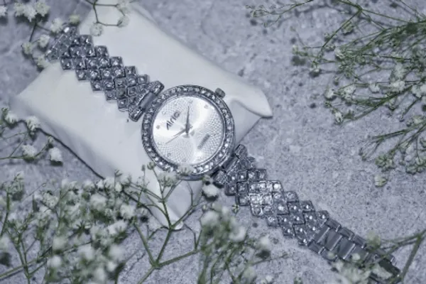 Silver_Round_Quartz_Analog_Wrist_Watch_For_Women_(13.6_Mm_Dial)