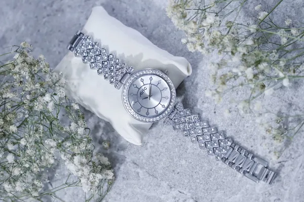 Silver_Round_Quartz_Analog_Wrist_Watch_For_Girls_(13.6_Mm_Dial)