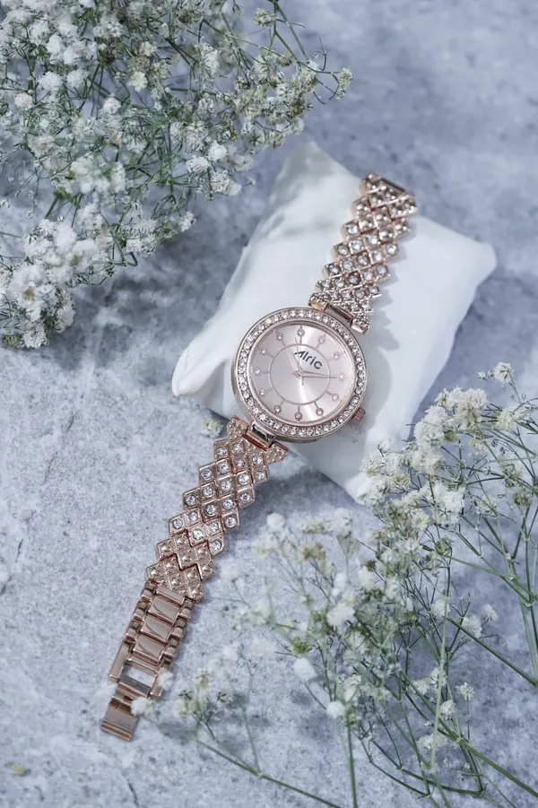 Rose_Gold_Round_Quartz_Analog_Wrist_Watch_For_Women_(13.6_Mm_Dial)