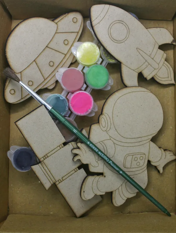 Pre-Marked_MDF_Space_Cutout_DIY_Kit_Size_10_cm_X_10_cm_thickness_2_mm_Pack_of_4_with_colors_and_brushes.