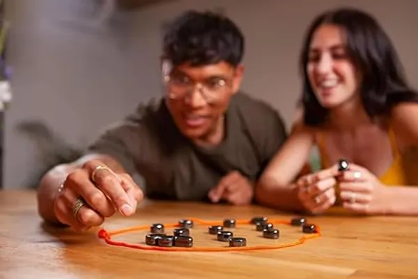 Black_Magnetic_Stem_Strategy_Board_Game
