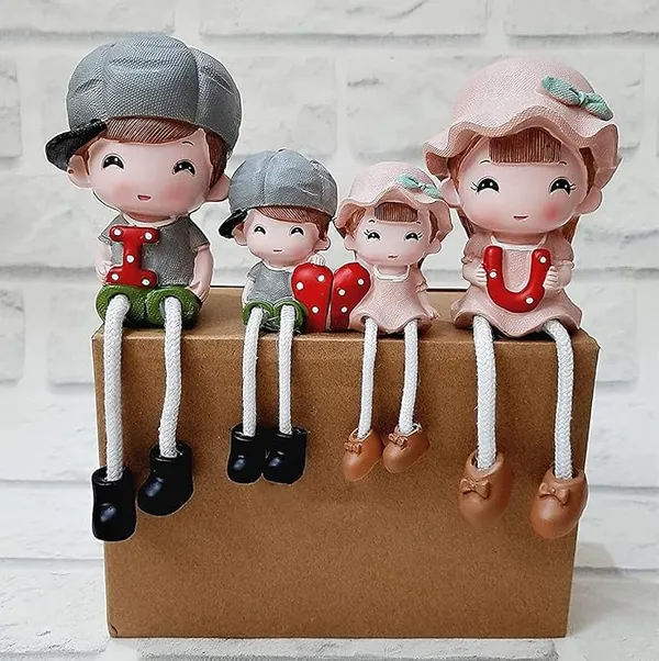 Red_Cute_Family_Holding_Love_Letters_Thread_Legs_Showpiece_(Set_Of_4)