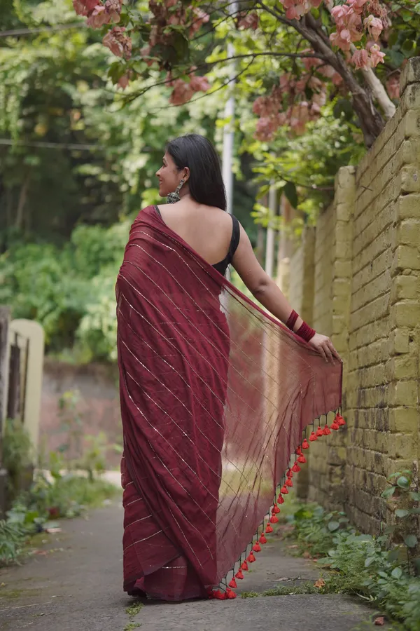 Maroon_Mul_Cotton_Saree_With_Golden_Stripe_For_Women