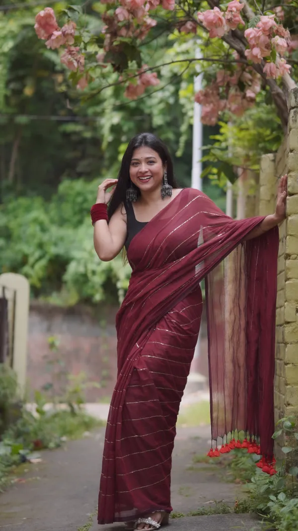 Maroon_Mul_Cotton_Saree_With_Golden_Stripe_For_Women