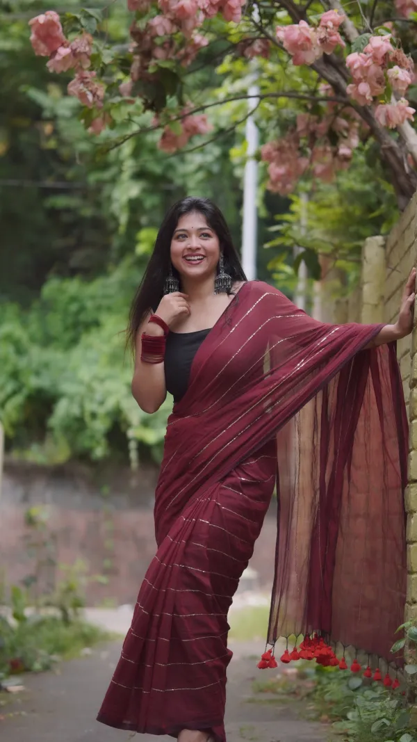 Maroon_Mul_Cotton_Saree_With_Golden_Stripe_For_Women