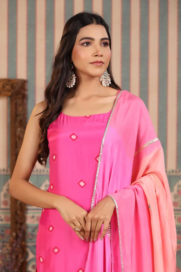 Pink_Gotapatti_Muslin_Sleeveless_Suit_Set_For_Women