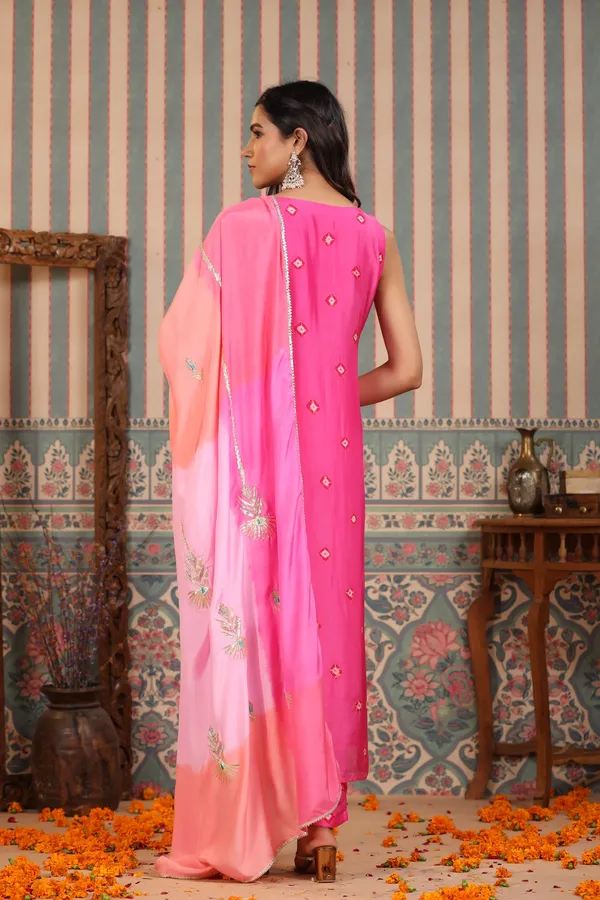 Pink_Gotapatti_Muslin_Sleeveless_Suit_Set_For_Women