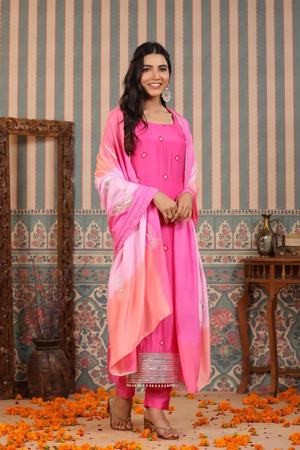 Pink_Gotapatti_Muslin_Sleeveless_Suit_Set_For_Women
