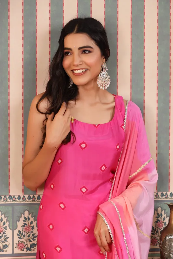Pink_Gotapatti_Muslin_Sleeveless_Suit_Set_For_Women