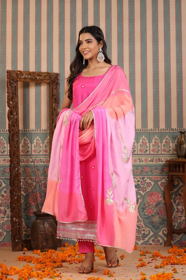 Pink_Gotapatti_Muslin_Sleeveless_Suit_Set_For_Women