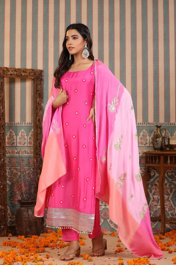 Pink_Gotapatti_Muslin_Sleeveless_Suit_Set_For_Women