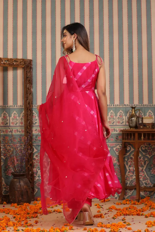 Pink_Umbrella_Tie_And_Dye_Muslin_Suit_Set_For_Women