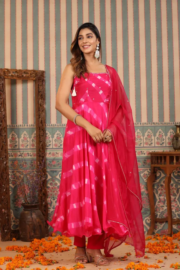 Pink_Umbrella_Tie_And_Dye_Muslin_Suit_Set_For_Women