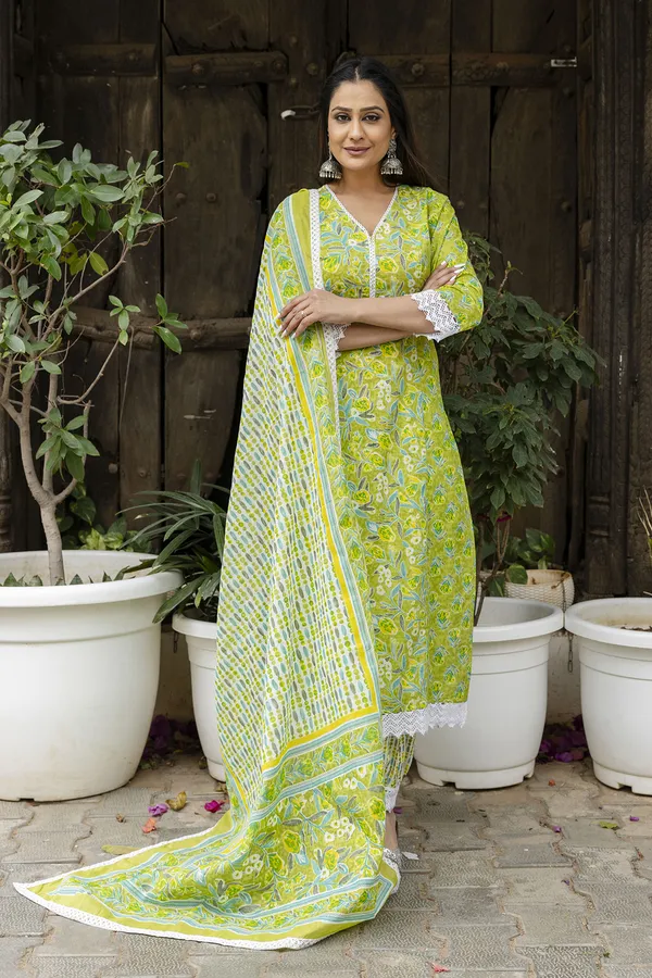 Green_Floral_Printed_Regular_Pure_Cotton_Kurta_With_Trousers_&__Dupatta_For_Women