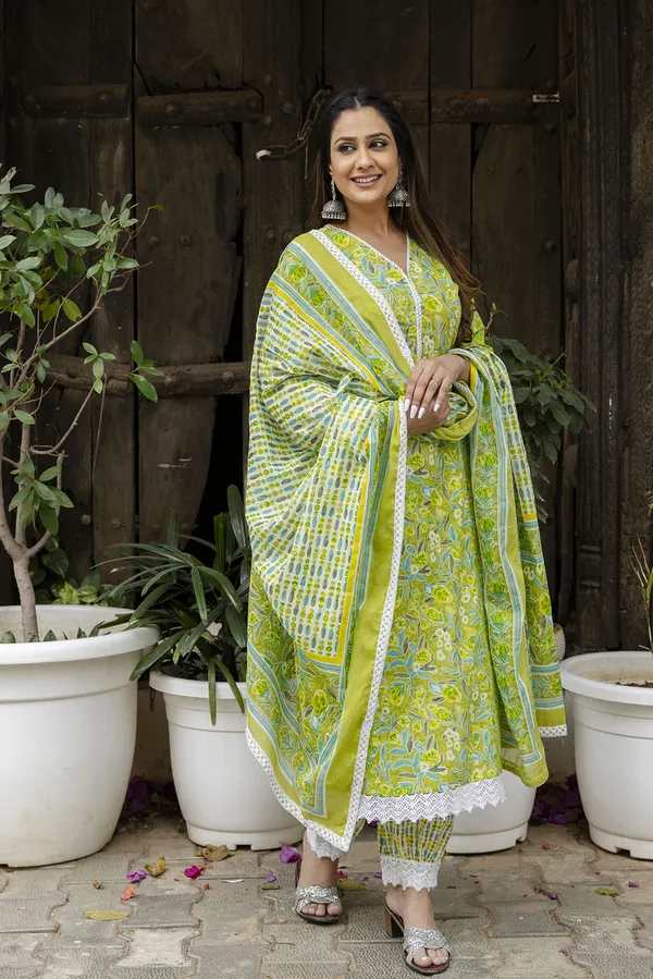 Green_Floral_Printed_Regular_Pure_Cotton_Kurta_With_Trousers_&__Dupatta_For_Women