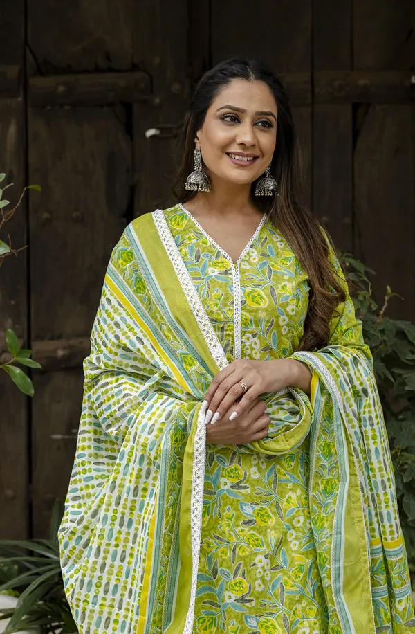Green_Floral_Printed_Regular_Pure_Cotton_Kurta_With_Trousers_&__Dupatta_For_Women