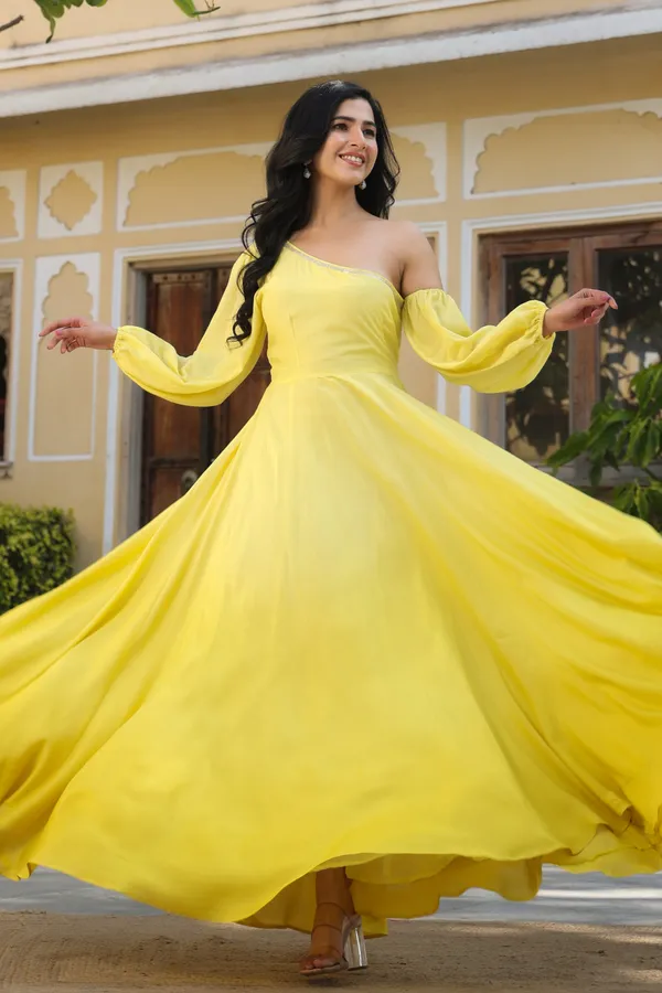 Yellow_Muslin_Ombre_One_Shoulder_Gown_For_Women