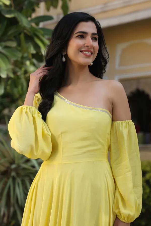 Yellow_Muslin_Ombre_One_Shoulder_Gown_For_Women
