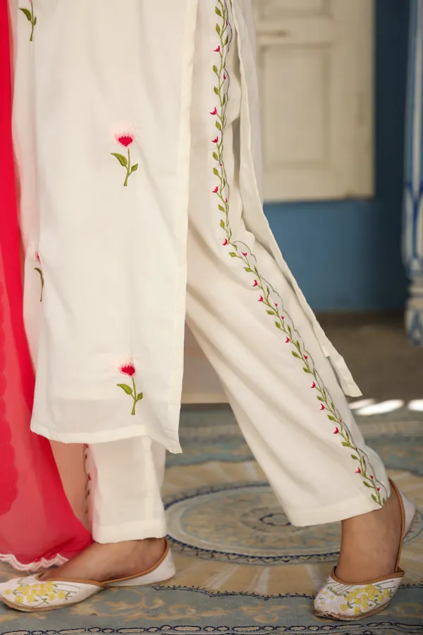 White_Masakali_Cotton_Kurta_Set_With_Shaded_Dupatta_For_Women