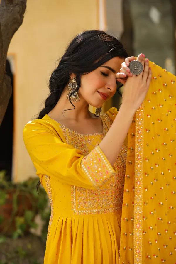 Yellow_Isbah_Printed_Rayon_Naira_Cut_Kurta_Set_For_Women