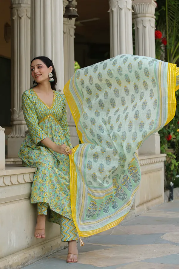 Green_Hummingbird_Printed_Cotton_Suit_Set_For_Women