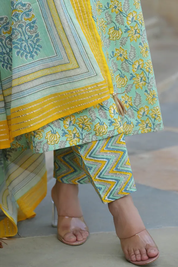 Green_Hummingbird_Printed_Cotton_Suit_Set_For_Women