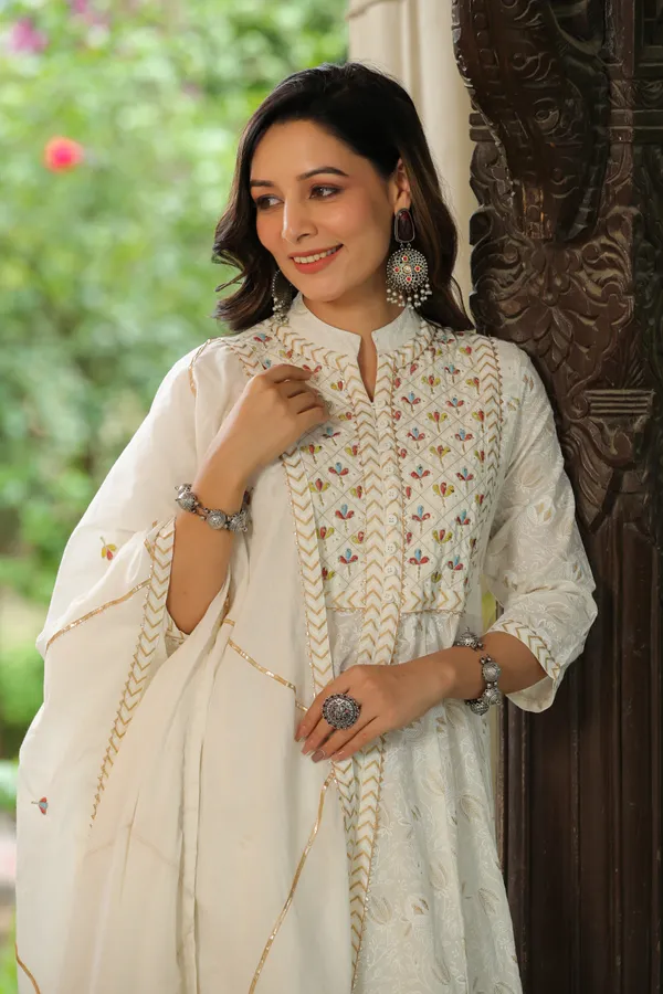 White_Embroidered_Cotton_Suit_Set_For_Women