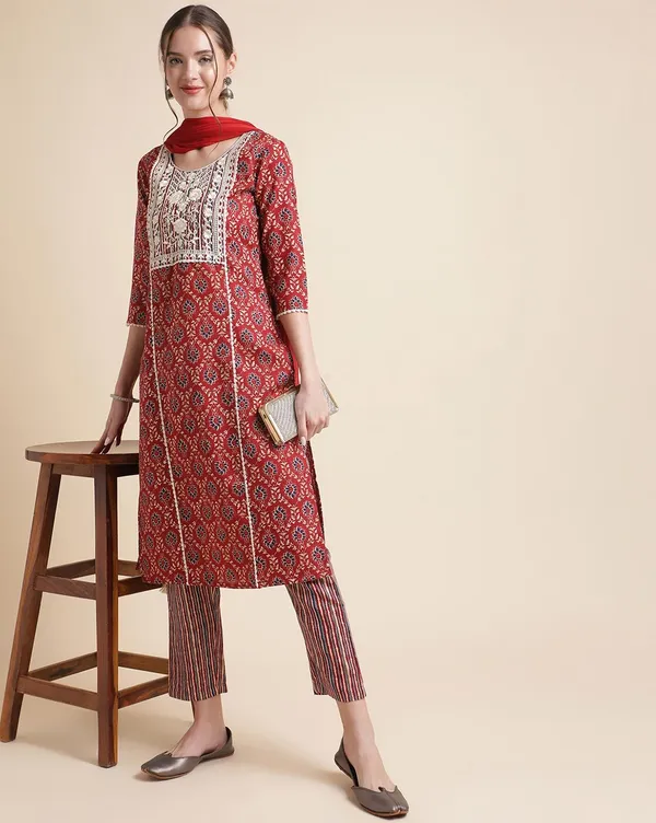 Glamorous_Cotton_Floral_Print_With_Embroidery_Kurta_Pent_And_Dupatta_Set