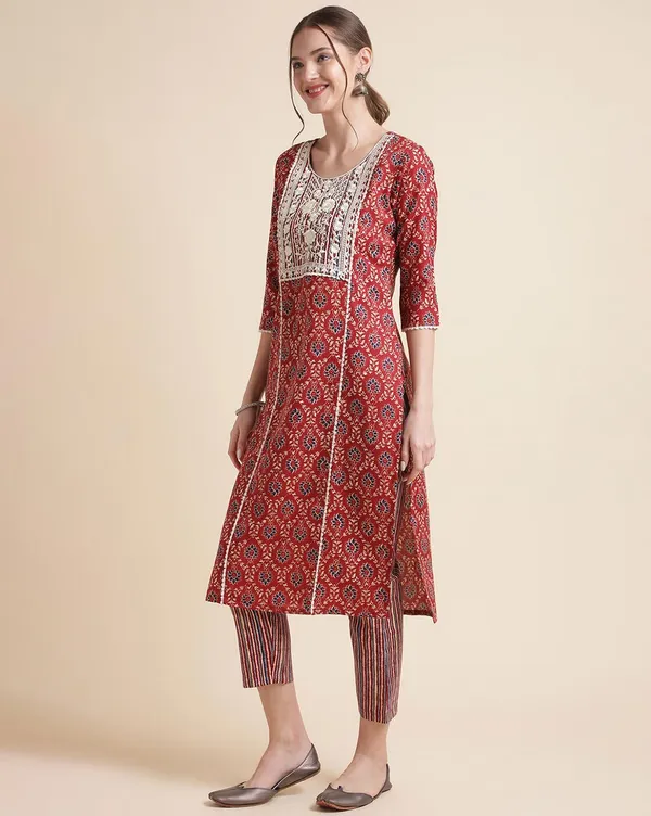 Glamorous_Cotton_Floral_Print_With_Embroidery_Kurta_Pent_And_Dupatta_Set