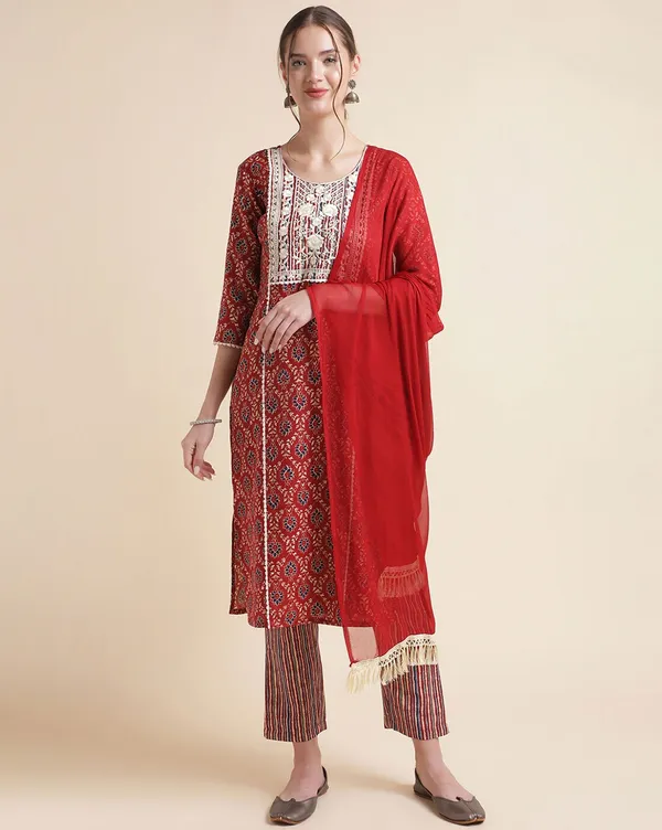 Glamorous_Cotton_Floral_Print_With_Embroidery_Kurta_Pent_And_Dupatta_Set