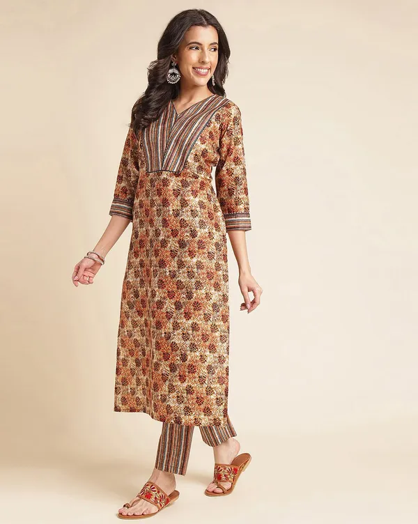 Glamorous_Cotton_Floral_Print_With_Embroidery_Kurta_Lining_Print_Pent_And_Dupatta_Set
