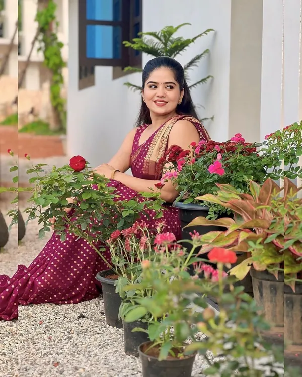 Marron_Kanjivaram_Soft_Lichi_Silk_Saree_With_with_Intricate_Brocade_and_Gold_Zari_Work_for_Women