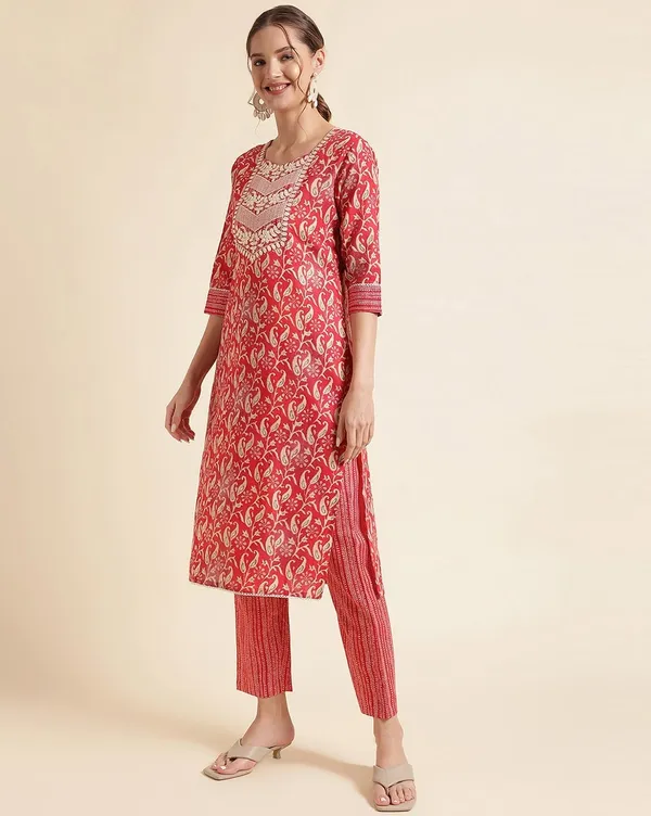 Glamorous_Cotton_Floral_Print_With_Embroidery_Kurta_Lining_Print_Pent_And_Dupatta_Set